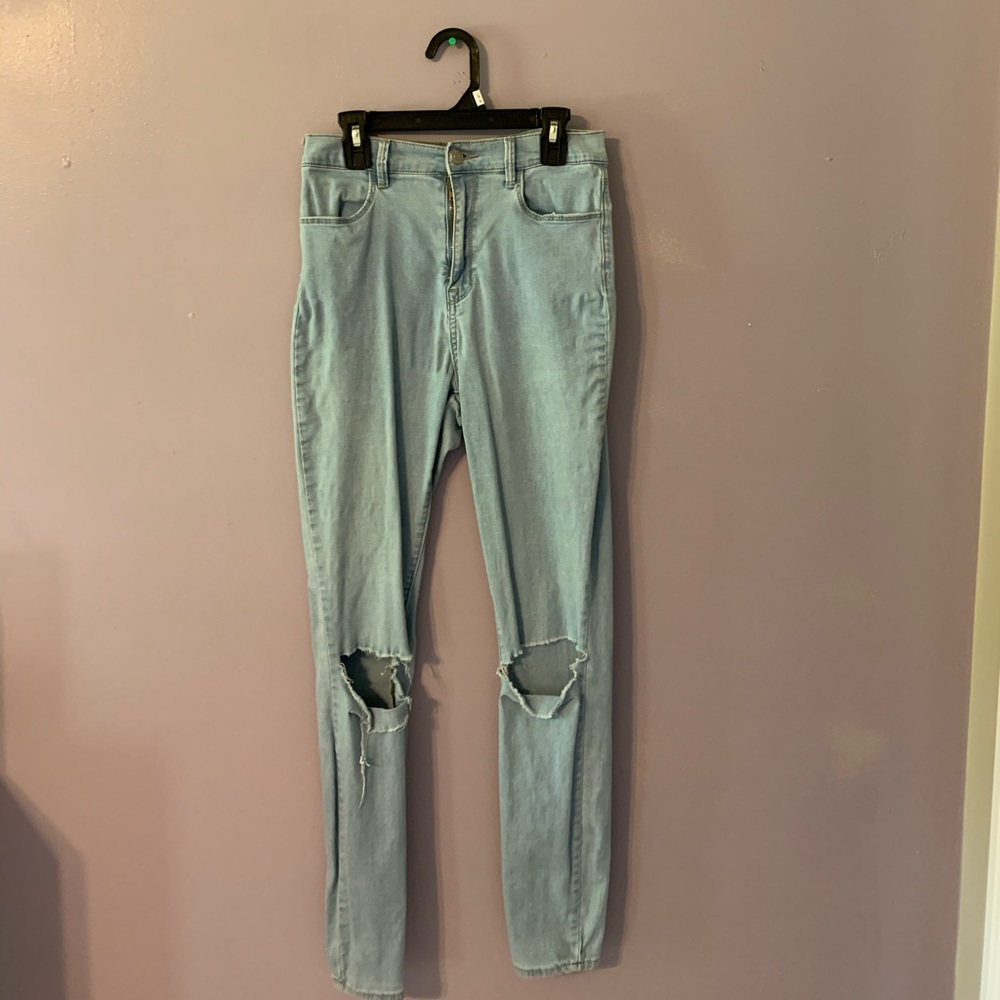 Women’s distressed skinny jeans